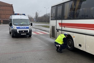 Policjant w trakcie kontroli autobusu.