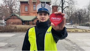 Policjant pokazuje serduszko.