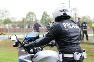 Policjant na służbowym motocyklu.