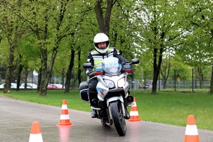konkurencja jazdy motocyklem podczas konkursu Policjant Ruchu Drogowego.