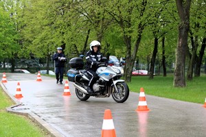 Policjant pokonuje tor motocyklem podczas konkursu Policjant Ruchu Drogowego.