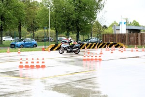 Uczestnik podczas konkurencji jazdy motocyklem po torze. Konkurs Policjant Ruchu Drogowego.