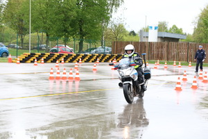 policjant jedzie motocyklem po konkursowym torze.