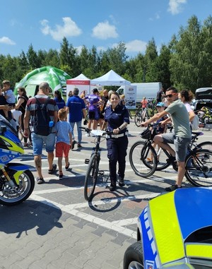 policjantak podczas działań profilaktycznych ruchu drogowego.