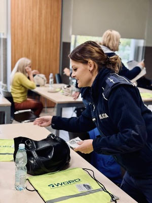 Policjantki wręczają seniorom odblaski.