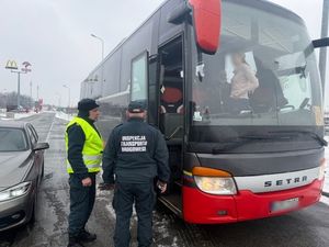 Policjanci w trakcie kontroli autobusu.