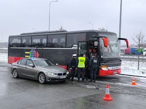 Policjanci w trakcie kontroli autobusu.