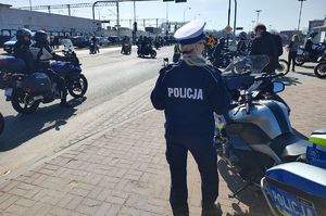 Policjantka przy motocyklu.