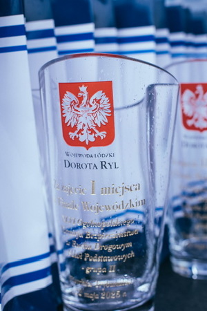 Puchar szklany, godło napis Dorota Ryl.