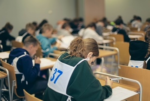 Dzieci na turnieju BRD piszą test.