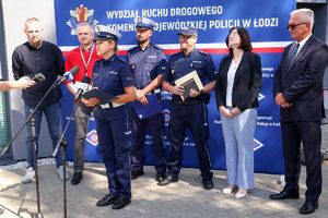 ścianka policja województwa łódzkiego, na ściance osoby biorące udział w briefingu.