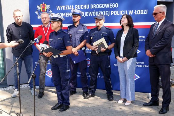ścianka policja województwa łódzkiego, na ściance osoby biorące udział w briefingu.