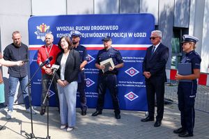 ścianka policja województwa łódzkiego, na ściance osoby biorące udział w briefingu.