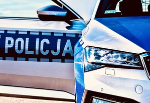 Napis policja na drzwiach radiowozu.