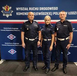 Policjanci i policjantka stoją na ściance.