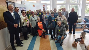 Zdjęcie grupowe seniorów z odblaskami.