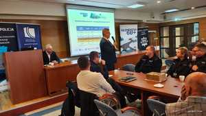 Policjantka prowadzi działania profilaktyczne, dotyczące odblasków.