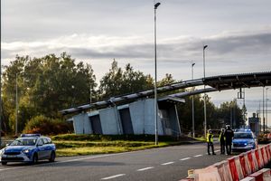 Wjazd na autostradę radiowozy policyjne i policjanci.