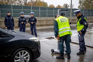 Policjanci na drodze sprawdzają światła.