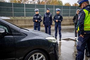 Policjanci sprawdzają światła w samochodach.
