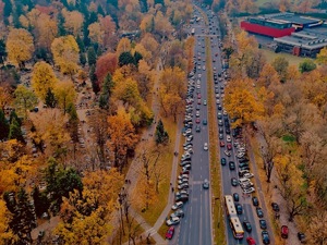 widok z środka helikoptera, na zaparkowane pojazdy.