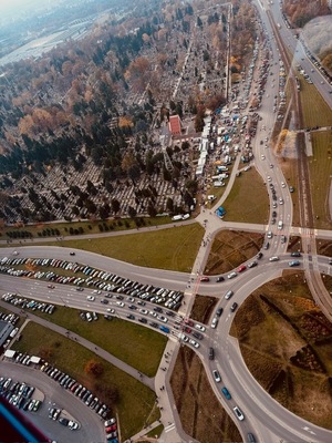 widok z środka helikoptera, na rondo.