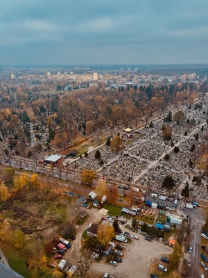 widok z środka helikoptera, na cmentarz.