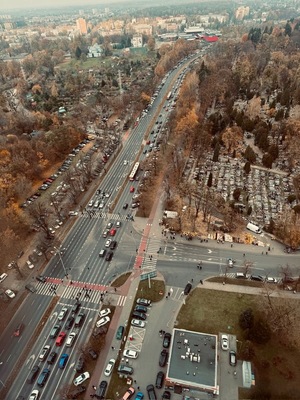 widok z środka helikoptera, na cmentarz.