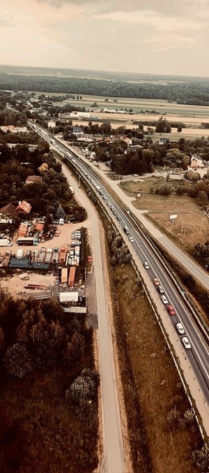 widok z środka helikoptera, na zator drogowy.