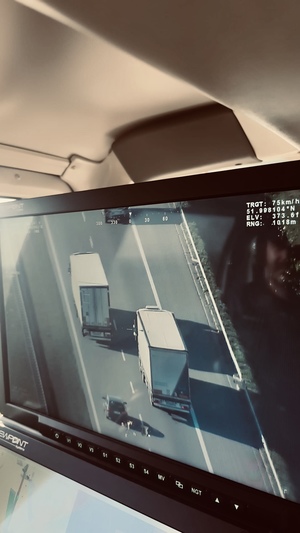 Widok z helikoptera na autostradę A2 i wyprzedzające się pojazdy ciężarowe.