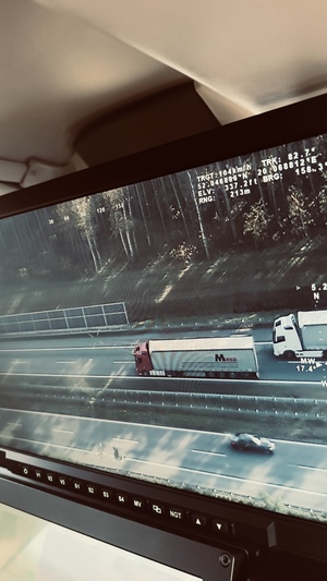 Widok z helikoptera wyprzedzające się pojazdy ciężarowe na autostradzie A2.