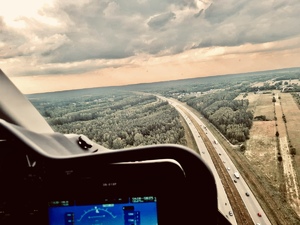 Widok z helikoptera na autostradę.