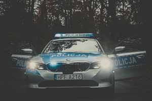 radiowóz policji ze światłami.