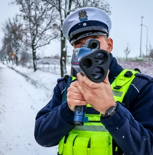 Policjant Ruchu Drogowego mierzy prędkość.