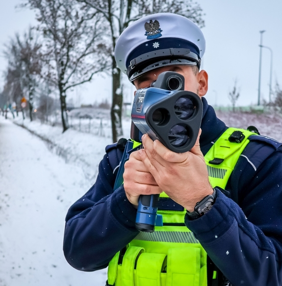 Policjant Ruchu Drogowego mierzy prędkość.