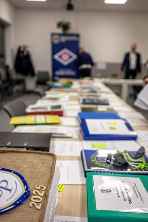 widok na stół z pracami.