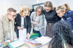 komisja w trakcie oceny prac konkursowych.