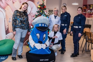 Policjanci wraz z Panią dyrektor szpitala oraz maskotka policyjną.