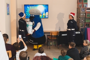 Policjanci oraz maskotka policyjna.