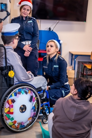 Policjantki rozmawiają z dziećmi.