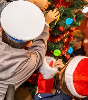 Dzieci ubieraja choinkę.