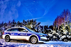 radiowóz policji w śniegu.