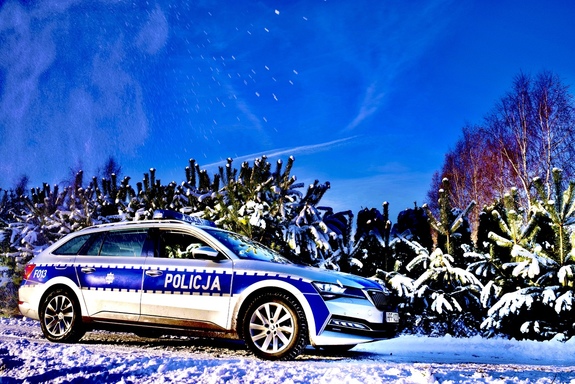 radiowóz policji w śniegu.
