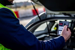 Policjanci przeprowadzają badani stanu trzeźwości.