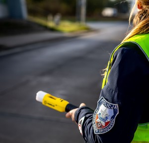 Policjanci przeprowadzają badani stanu trzeźwości.