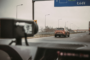 widok z wnętrza radiowozu.