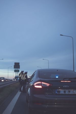 Samochód poddawany kontroli policyjnej.