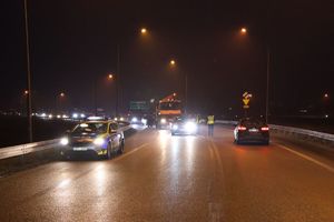 Policjanci kontrolują kierujących.