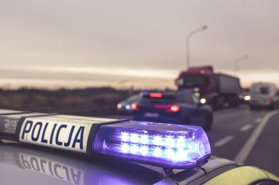 Napis Policja na radiowozie.