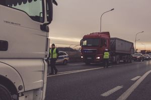 Policjanci zatrzymują kierowców.